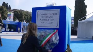 Elicottero precipitato, Giorgia Meloni al Villaggio della Difesa a Roma rende omaggio ai militari morti in Bosnia