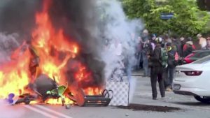 Corteo Roma, oggetti contro gli agenti e idranti in azione: manifestanti verso il Parlamento